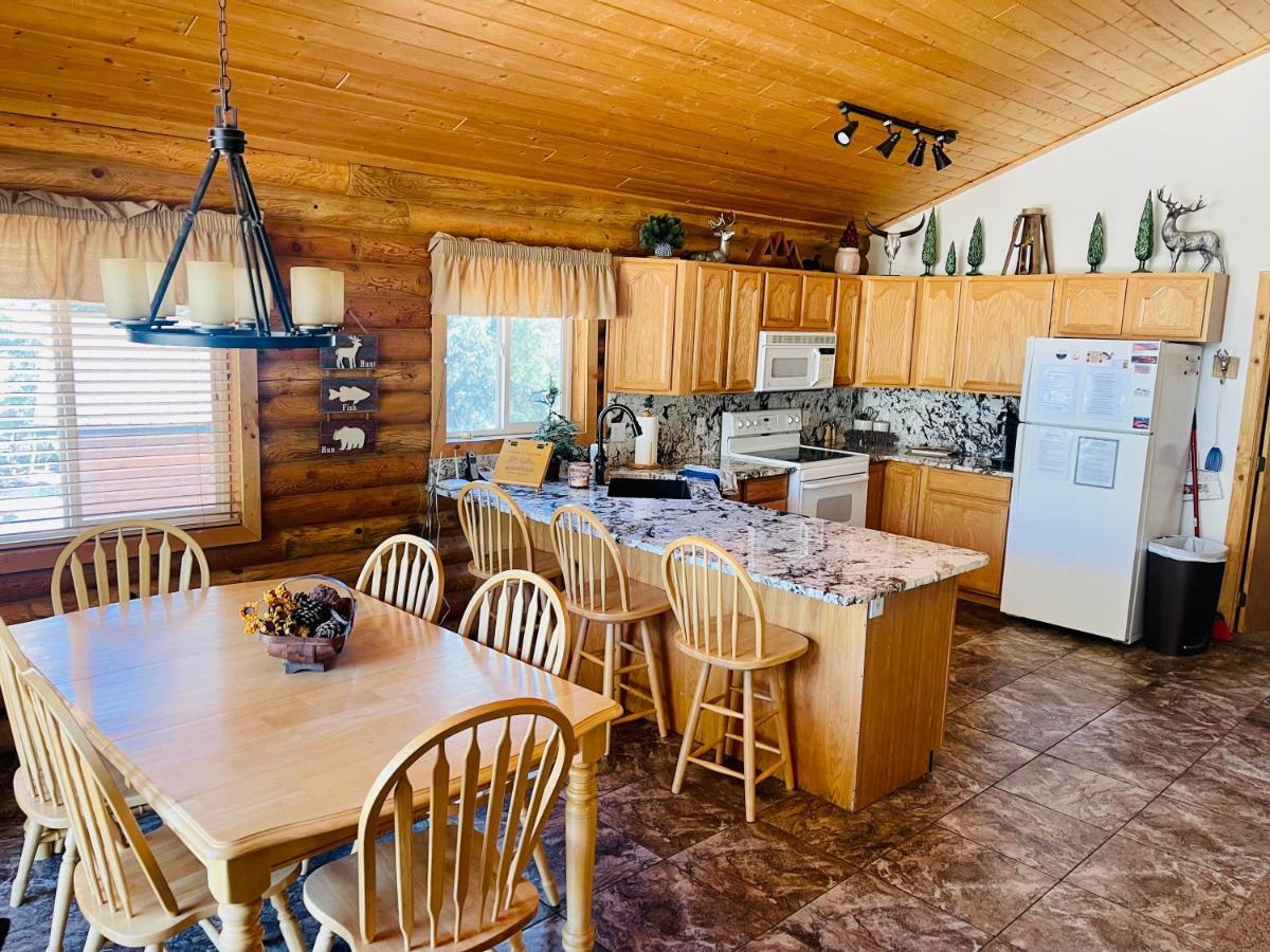 Adventure Awaits 3King Bed,2Bath Log Cabin In Heart Of Duck Creek Village! Dış mekan fotoğraf