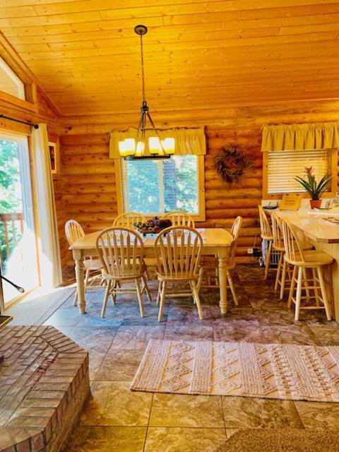 Adventure Awaits 3King Bed,2Bath Log Cabin In Heart Of Duck Creek Village! Dış mekan fotoğraf